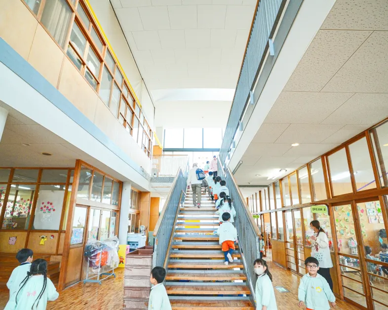 子供たちが園庭で楽しく遊んでいる写真