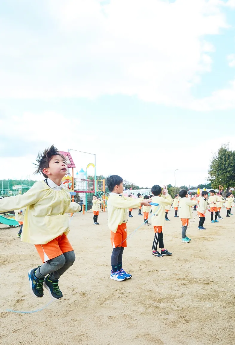 パレットこども園の園庭で子供達が楽しそうに遊んでいる写真
